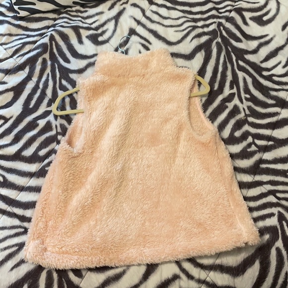 Forever 21 pink faux fur vest - Picture 5 of 5